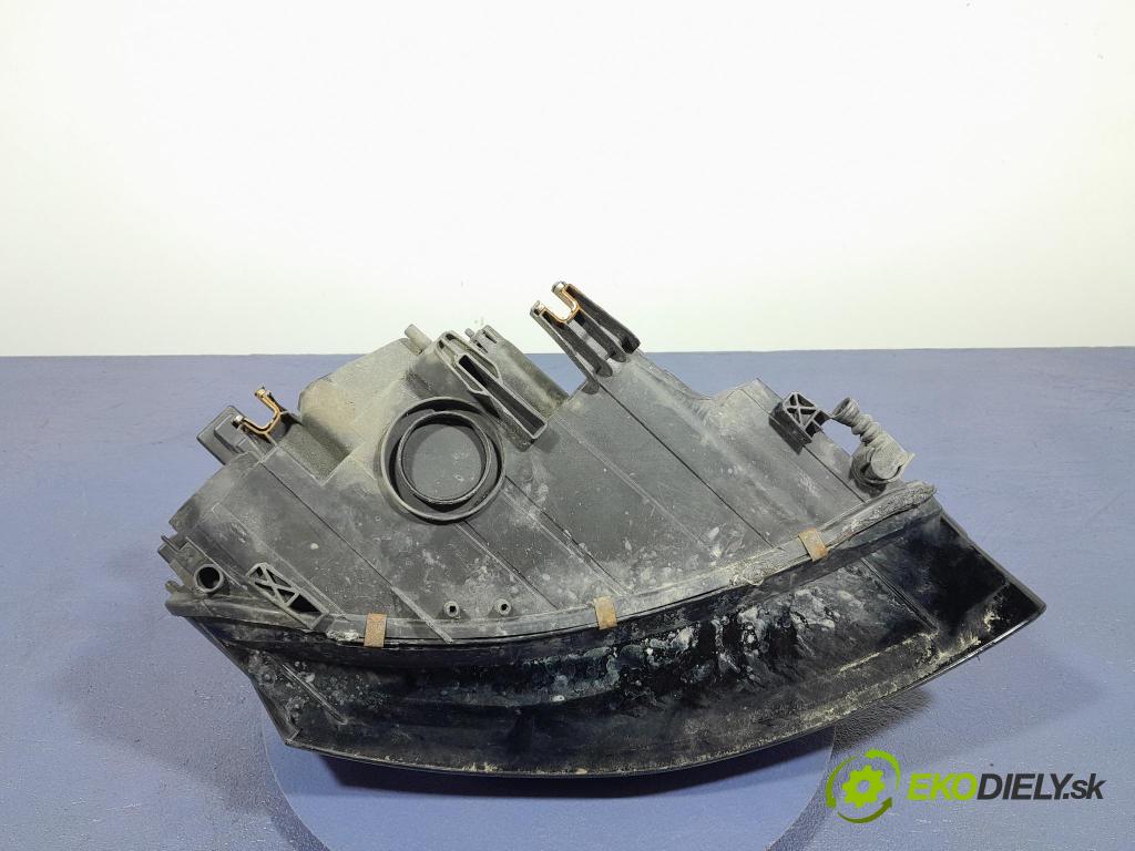 Audi A4 2008 Reflektor: Vľavo: 8K0941003