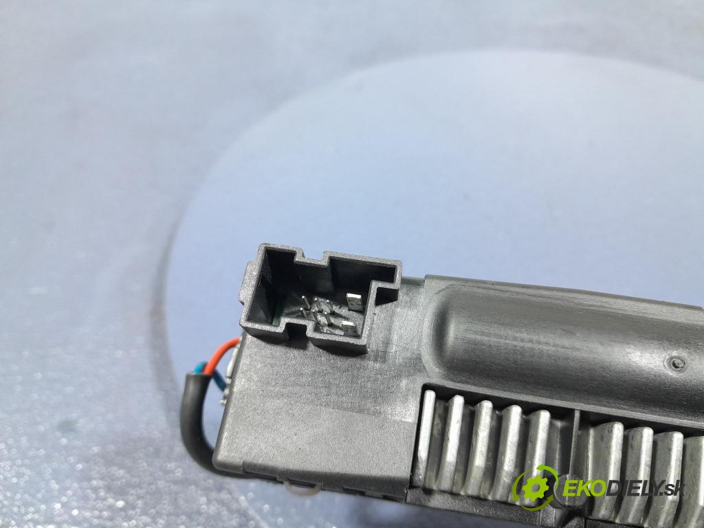 Audi A4 2008 Aktuátor: 8K9827851