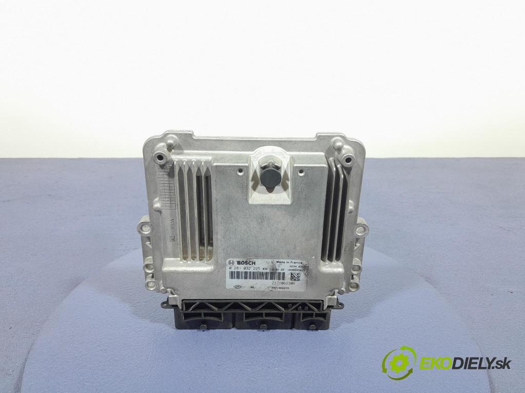 Renault Espace 2015 riadiaca jednotka Motor: 237106230R