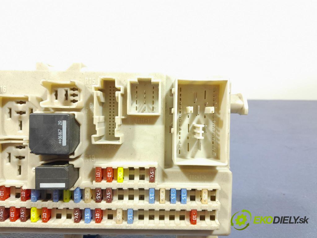 Ford Focus 2006 skrinka Poistky: 4M5T-14A073-AF