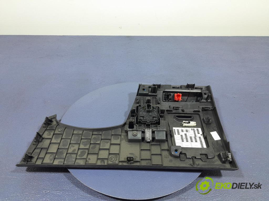 Dacia Sandero 2021 kryt Plast: Interiéry: 00239556
