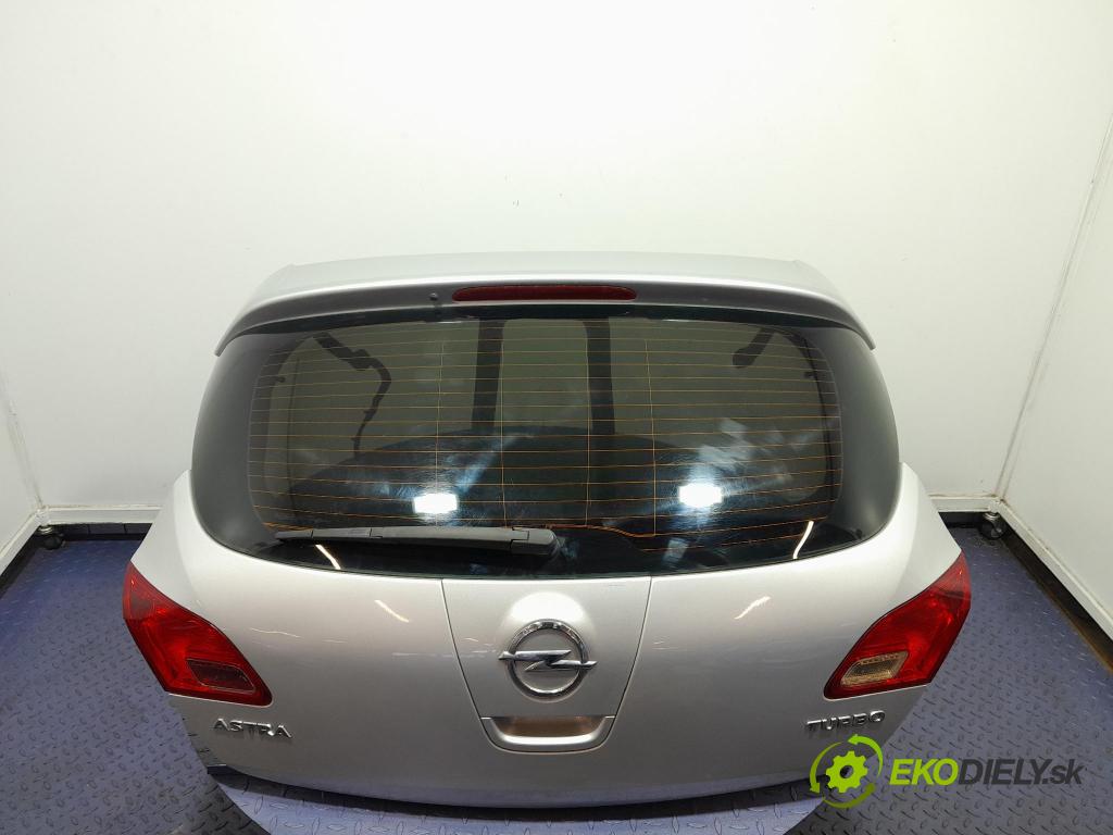 Opel Astra 2015 zadna dveře kufra: kufra:
