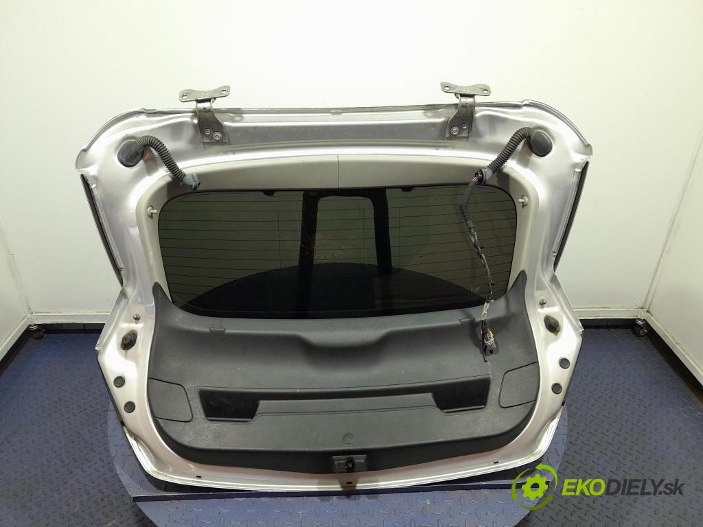 Opel Astra 2015 zadní dveře kufra: kufr 