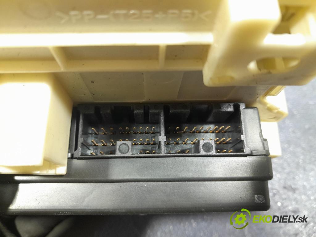 Mitsubishi Colt 2006 skrinka Poistky: 8637A151