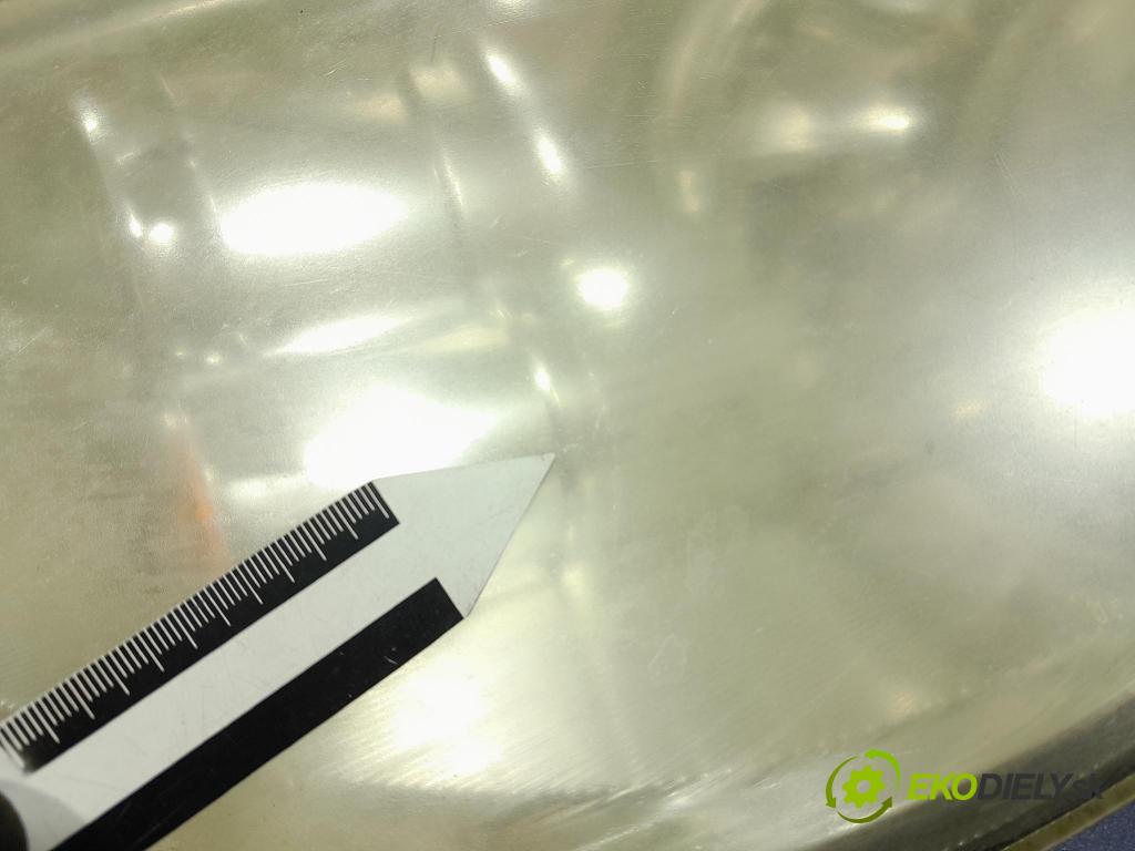 Mitsubishi Colt 2006 Reflektor: Vľavo: 8301A283