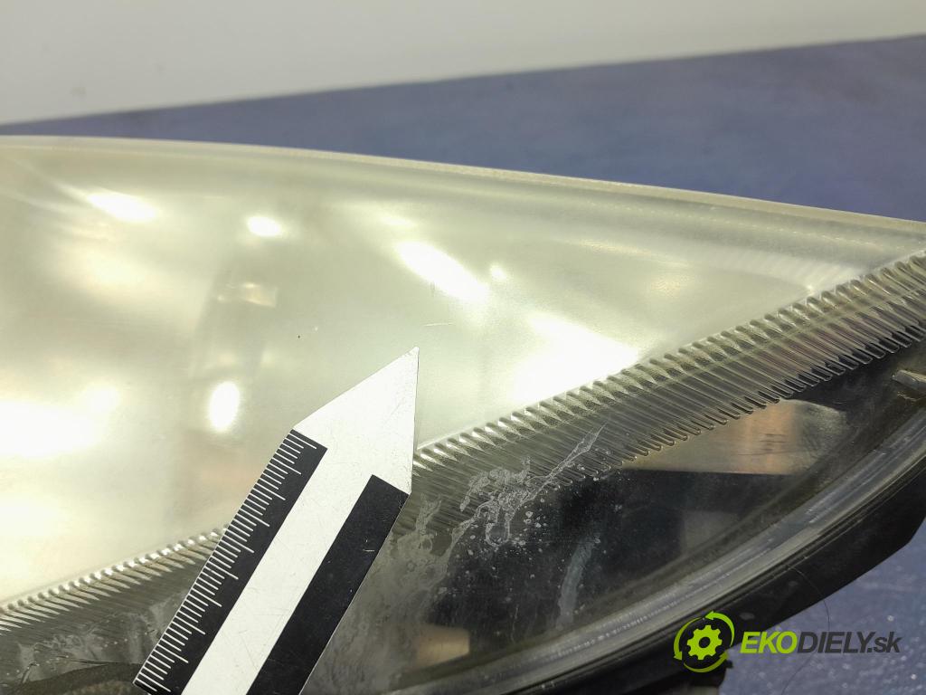 Mitsubishi Colt 2006 Reflektor: Vľavo: 8301A283