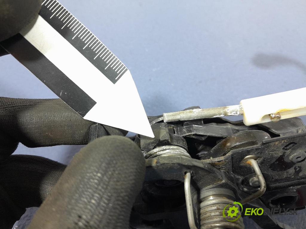 Porsche Cayman 2016 zámok masky: 9P1823501