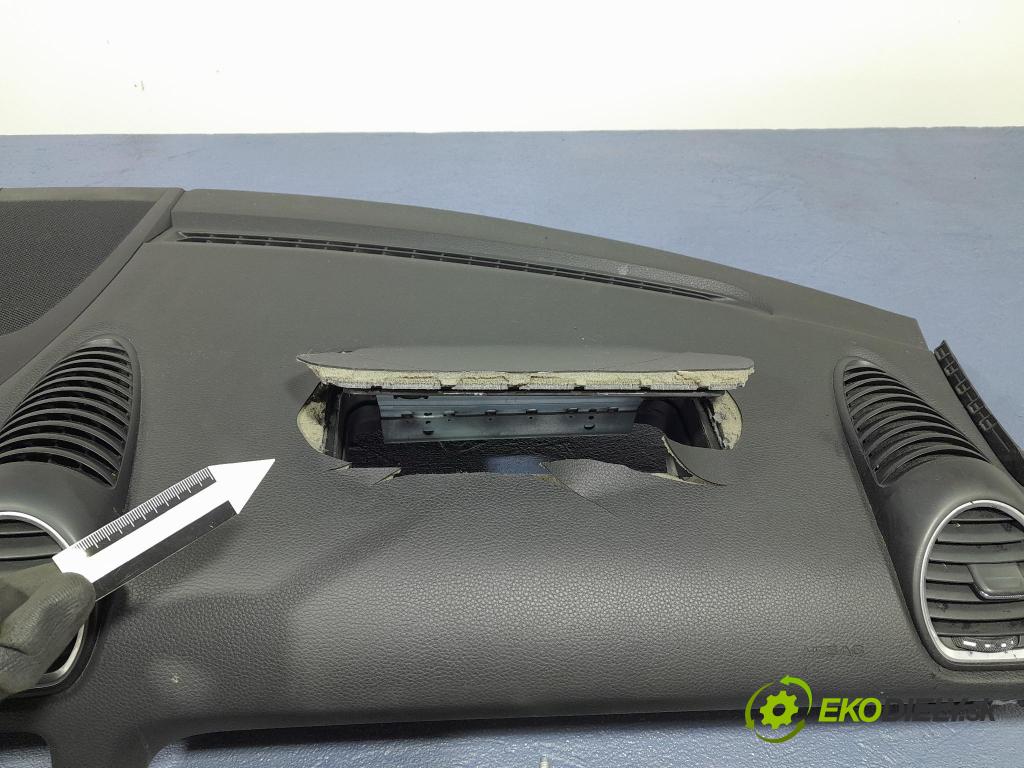 Porsche Cayman 2016 kokpit,pristrojová doska