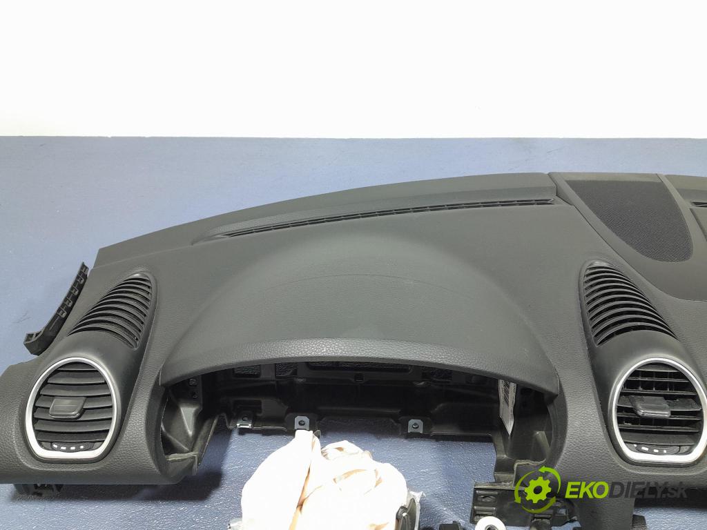 Porsche Cayman 2016 kokpit,pristrojová doska