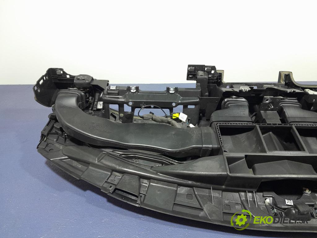 Porsche Cayman 2016 kokpit,pristrojová doska