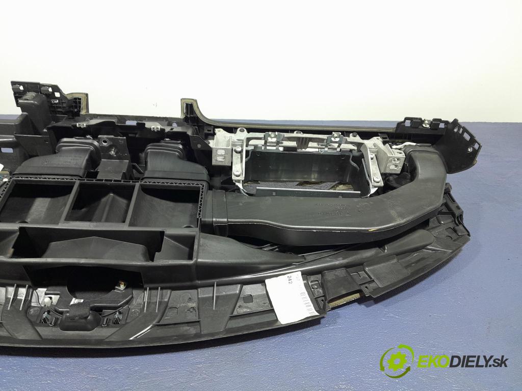 Porsche Cayman 2016 kokpit,pristrojová doska