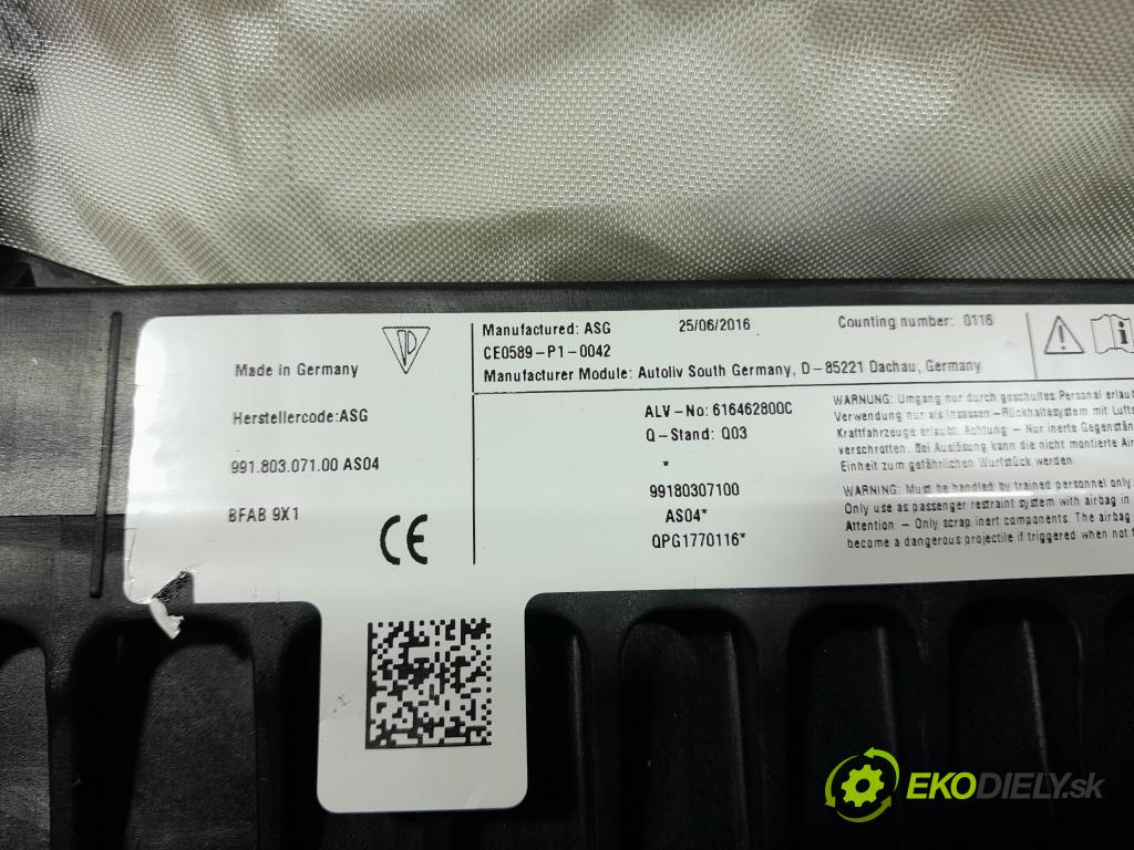 Porsche Cayman 2016 kokpit,pristrojová doska