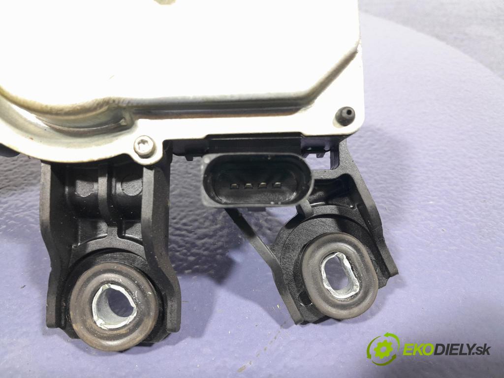 Vw Passat 2006 motor: Stierače: zad 53032812