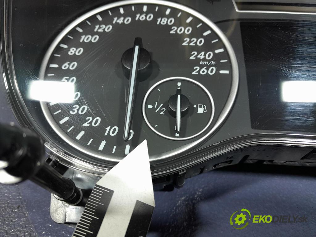 Mercedes A-klasa 2014 prístrojovka/ budíky A1769008101