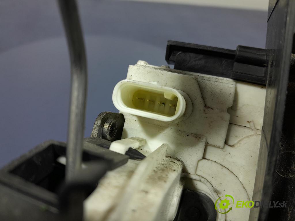 Mercedes A-klasa 2014 zámok dvere Predné Vľavo: A1667200135