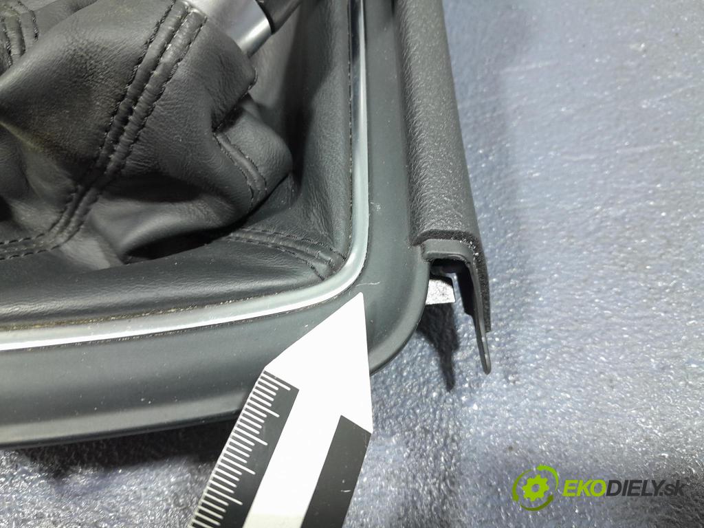 Mercedes A-klasa 2014 kryt Plast: Interiéry: A1766807100