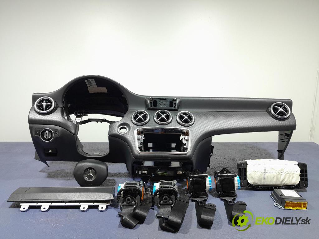 Mercedes A-klasa 2014 kokpit,pristrojová doska