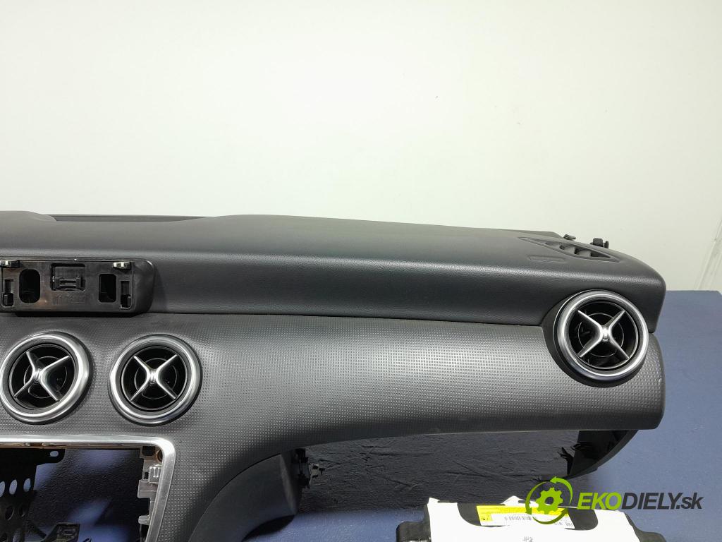 Mercedes A-klasa 2014 kokpit,pristrojová doska