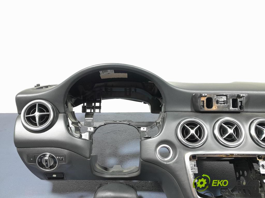 Mercedes A-klasa 2014 kokpit,pristrojová doska