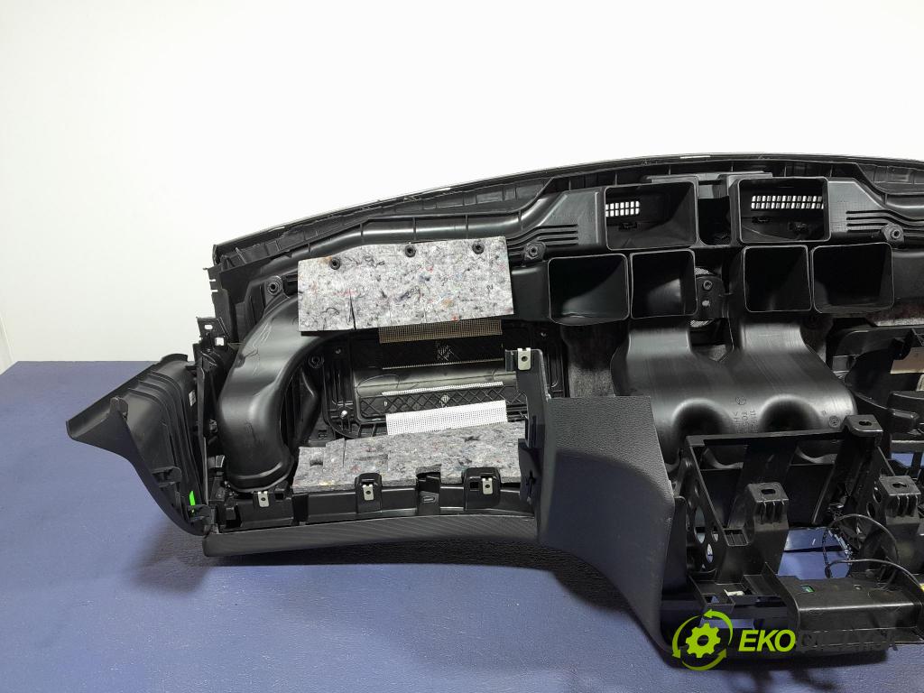 Mercedes A-klasa 2014 kokpit,pristrojová doska