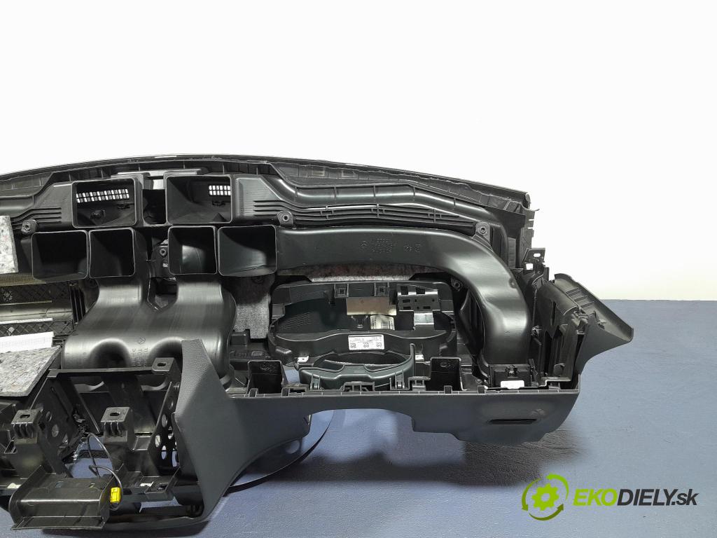 Mercedes A-klasa 2014 kokpit,pristrojová doska