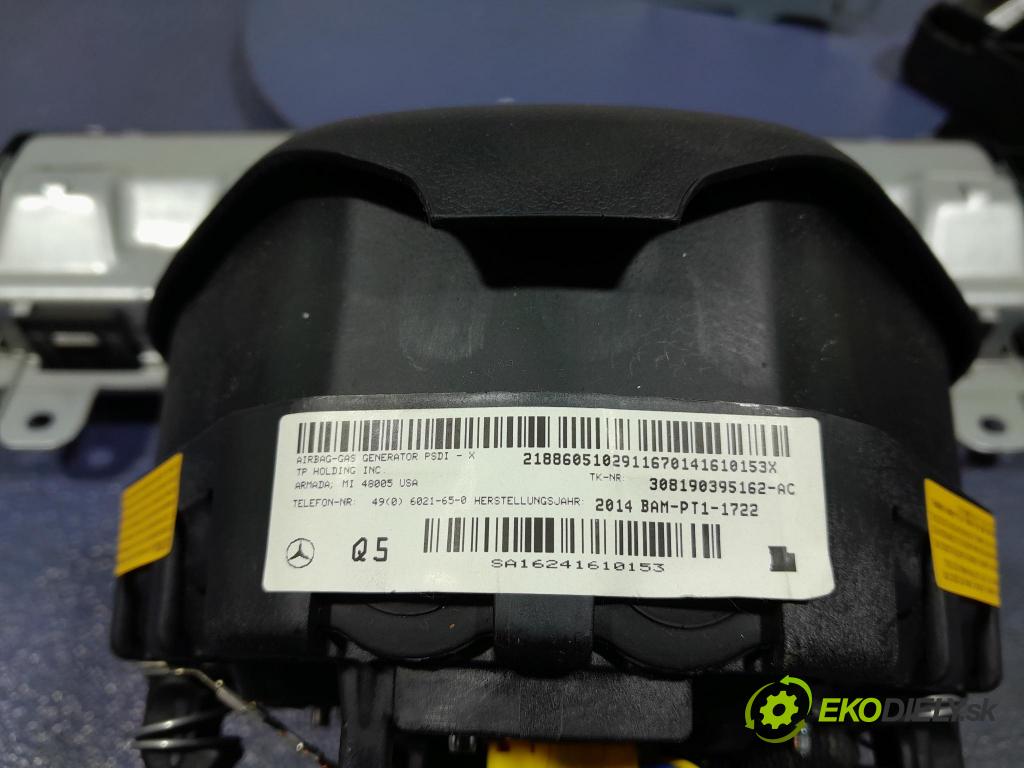 Mercedes A-klasa 2014 kokpit,pristrojová doska