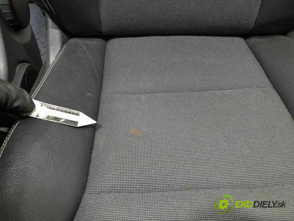 Mercedes A-klasa 2014 sedačke: Soubor.