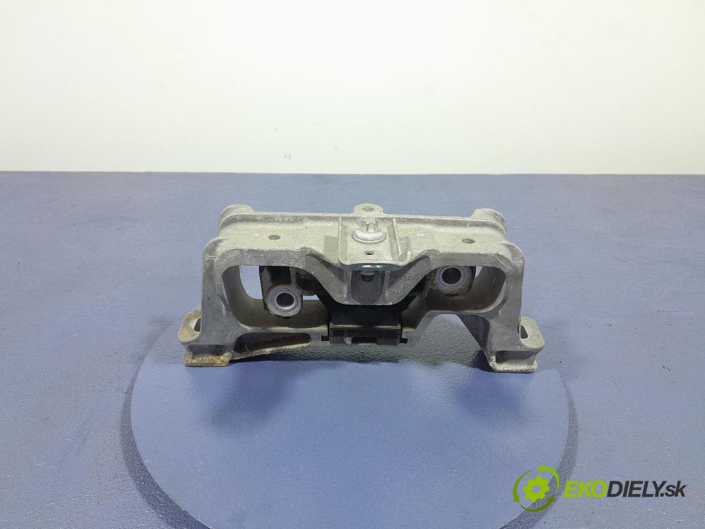 Mercedes A-klasa 2014 Vankúš/: držiak Motor: A2462402517