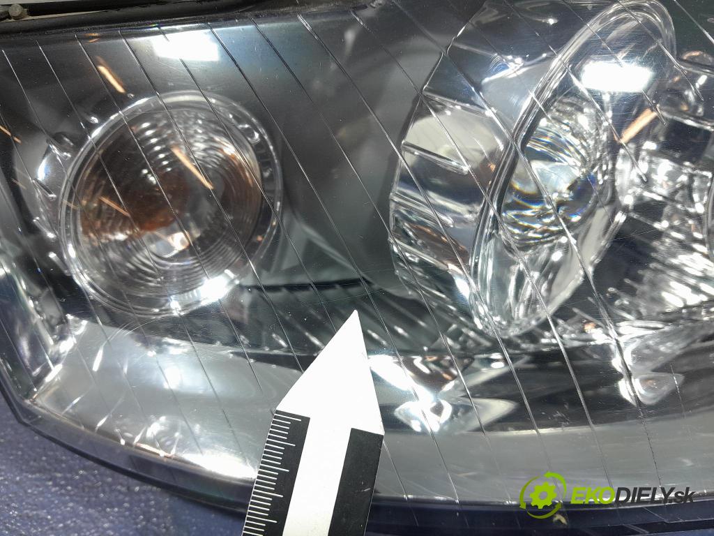 Audi A4 2004 Reflektor: v pravo: