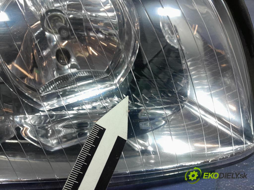Audi A4 2004 Reflektor: v pravo: