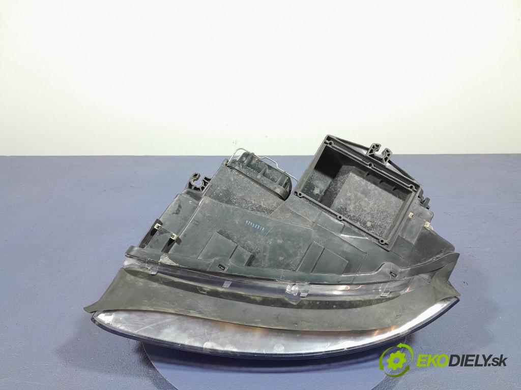 Audi A4 2004 Reflektor: v pravo: