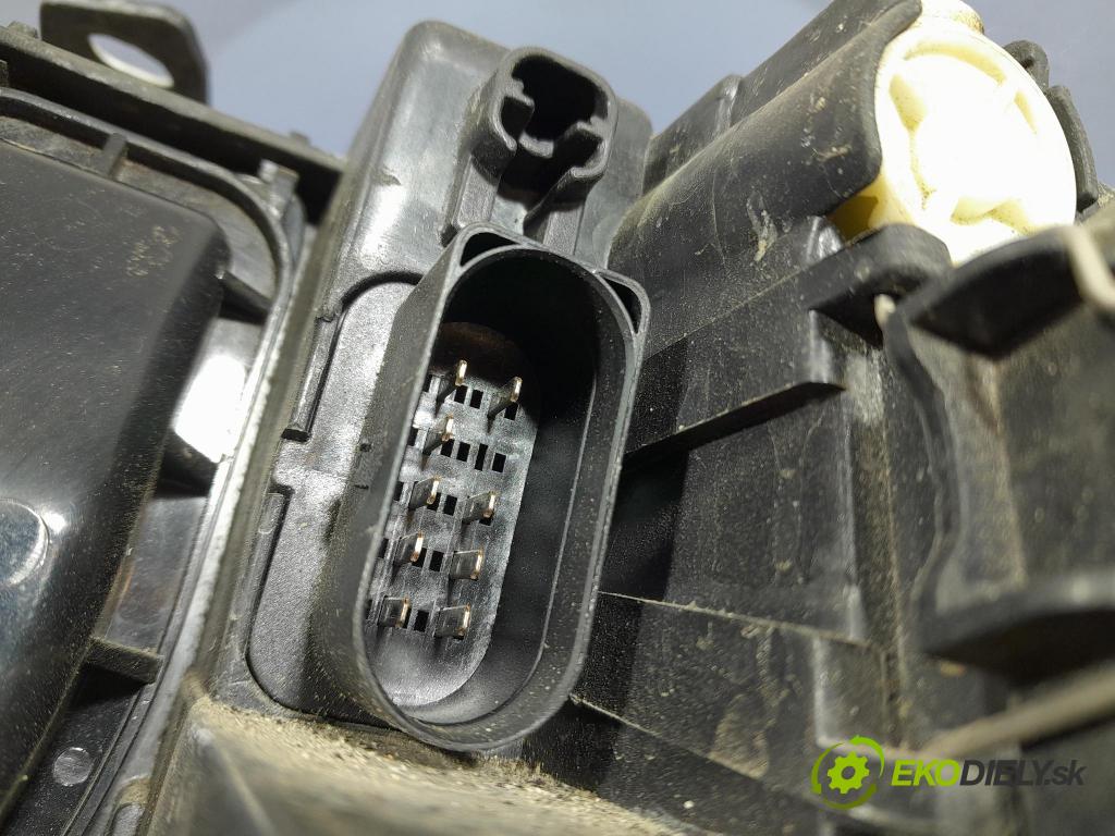 Audi A4 2004 Reflektor: v pravo: 