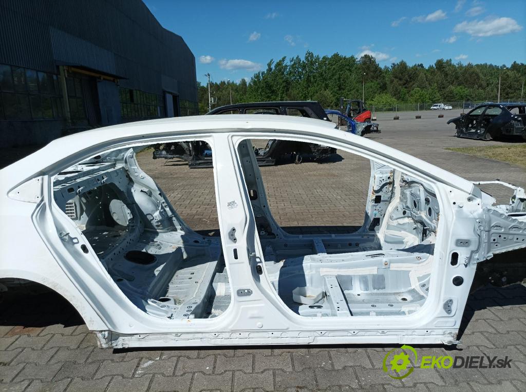 Toyota Corolla 2024 práh v pravo: