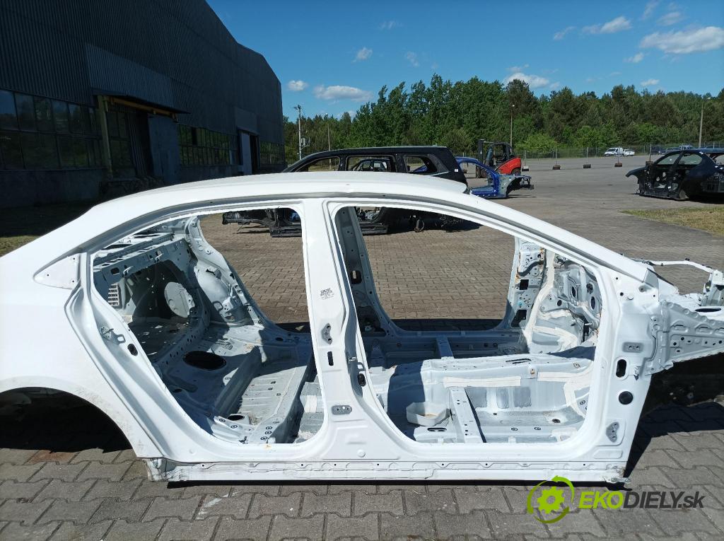 Toyota Corolla 2024 práh v pravo: