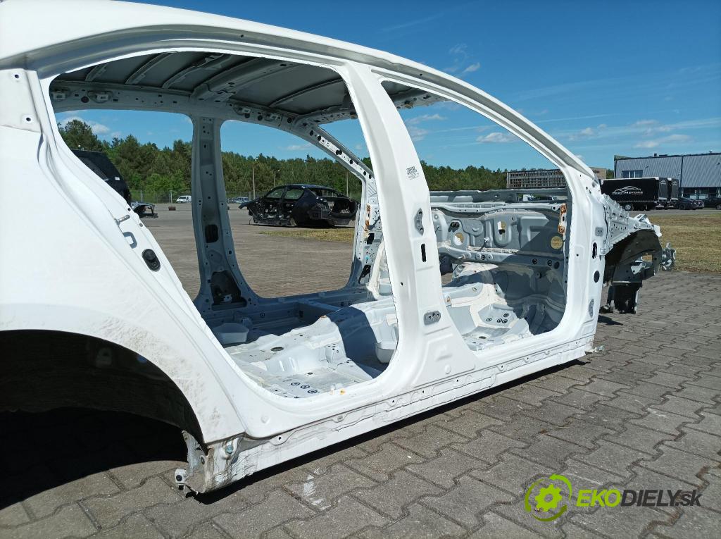 Toyota Corolla 2024 práh v pravo: