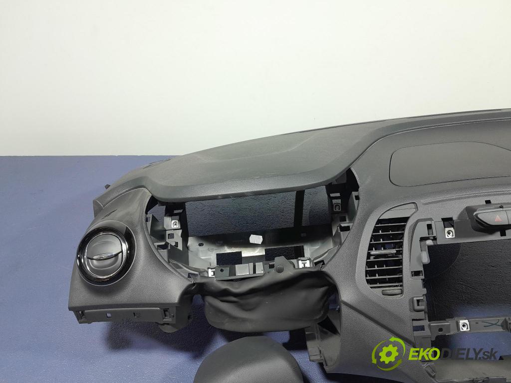 Renault Captur 2016 kokpit,pristrojová doska