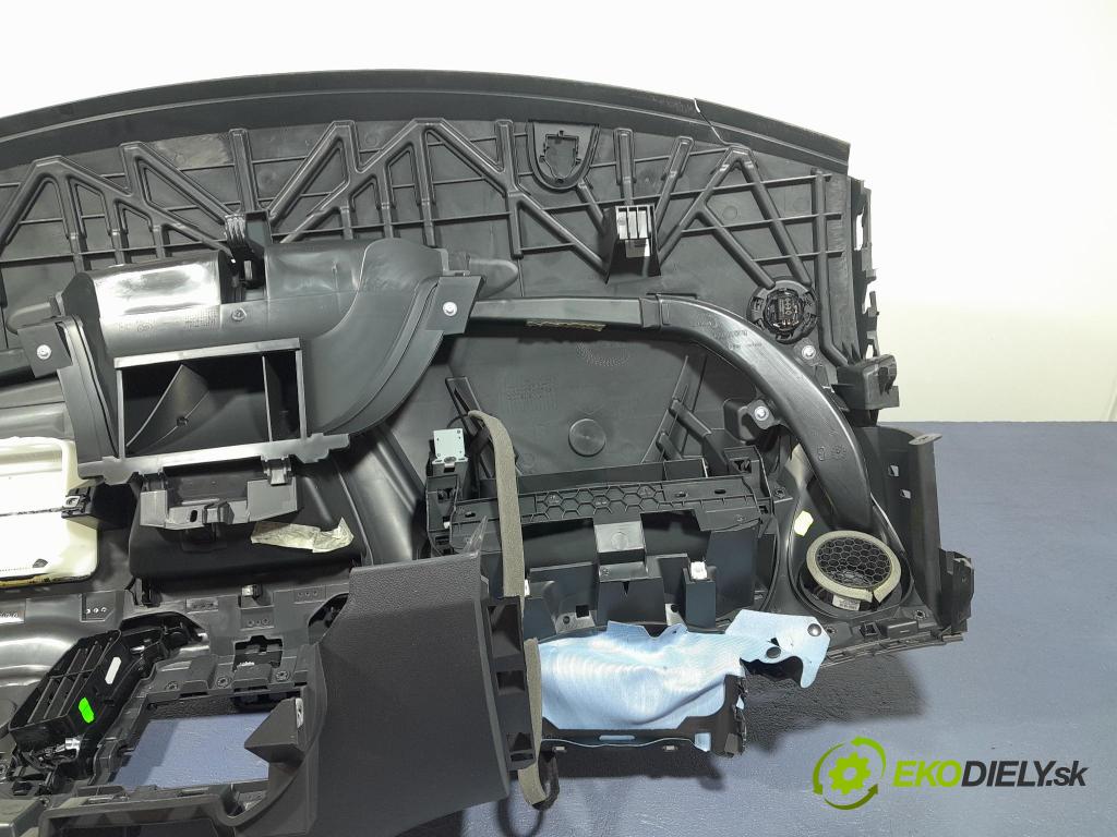 Renault Captur 2016 kokpit,pristrojová doska