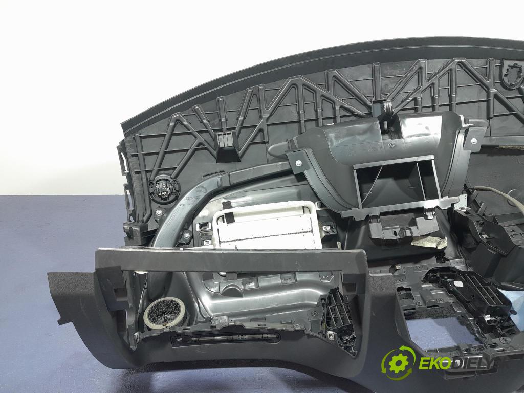 Renault Captur 2016 kokpit,pristrojová doska