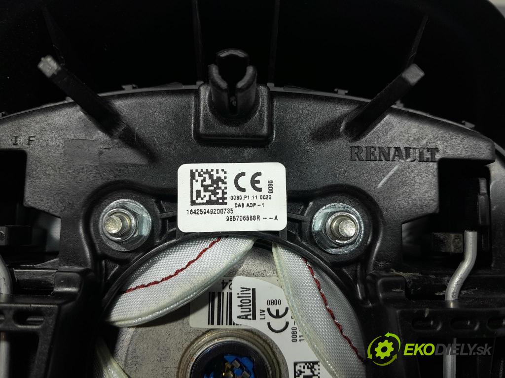 Renault Captur 2016 kokpit,pristrojová doska