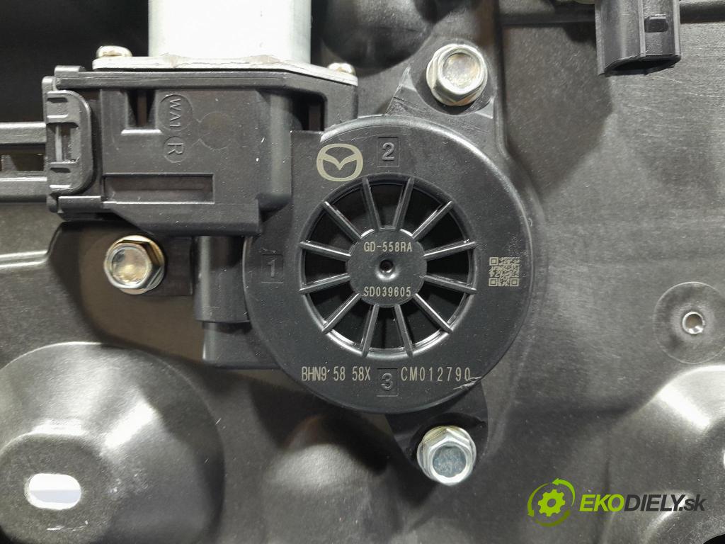 Mazda Cx-3 2019 mechanizmus okna Okná: Predné v pravo: D09L5897X