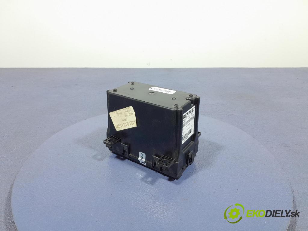 Renault Midlum 2011 řídící jednotka 7421313712
