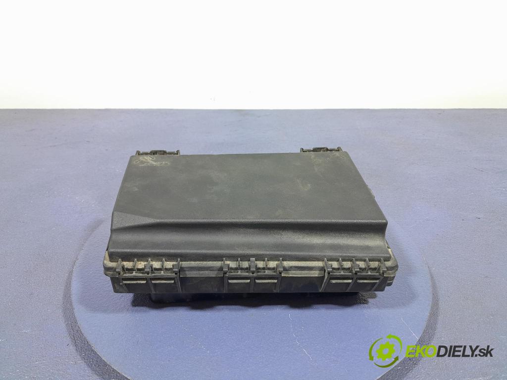 Opel Astra 2008 skříňka Pojistky 743381