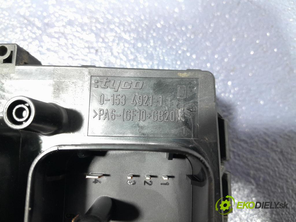 Opel Astra 2008 skříňka Pojistky 743381