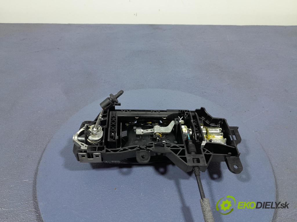 Audi A5 2018 klika před levá 8W0837811A