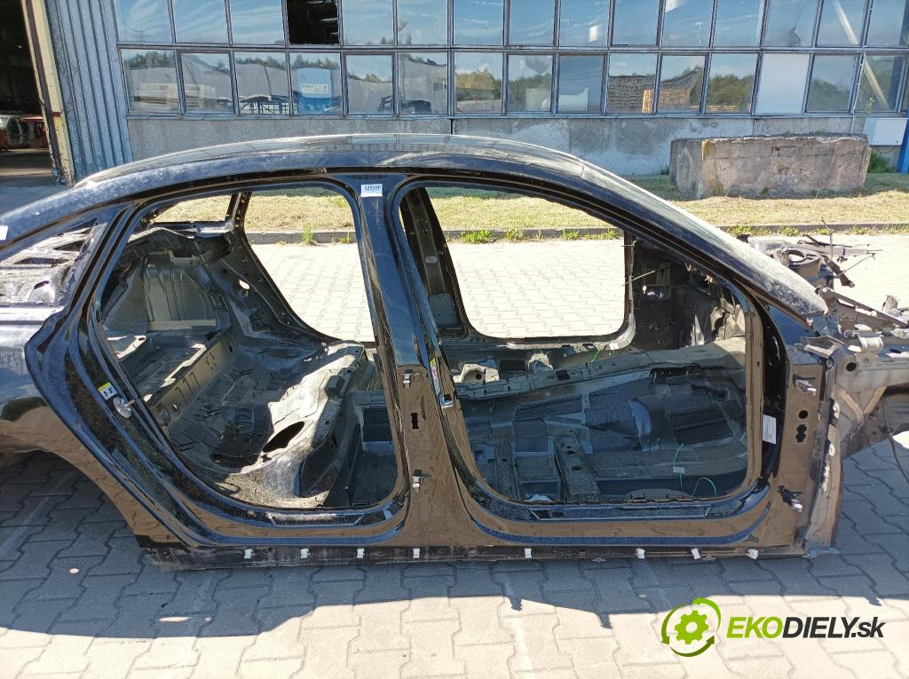 Audi A6 0 práh v pravo: