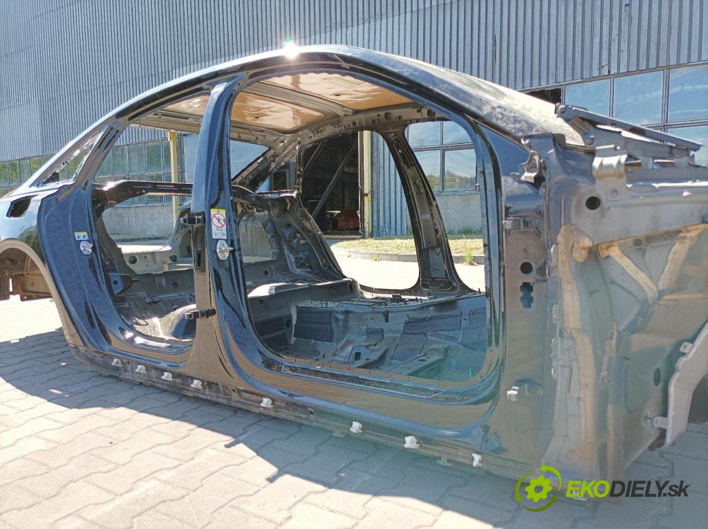 Audi A6 0 práh v pravo: