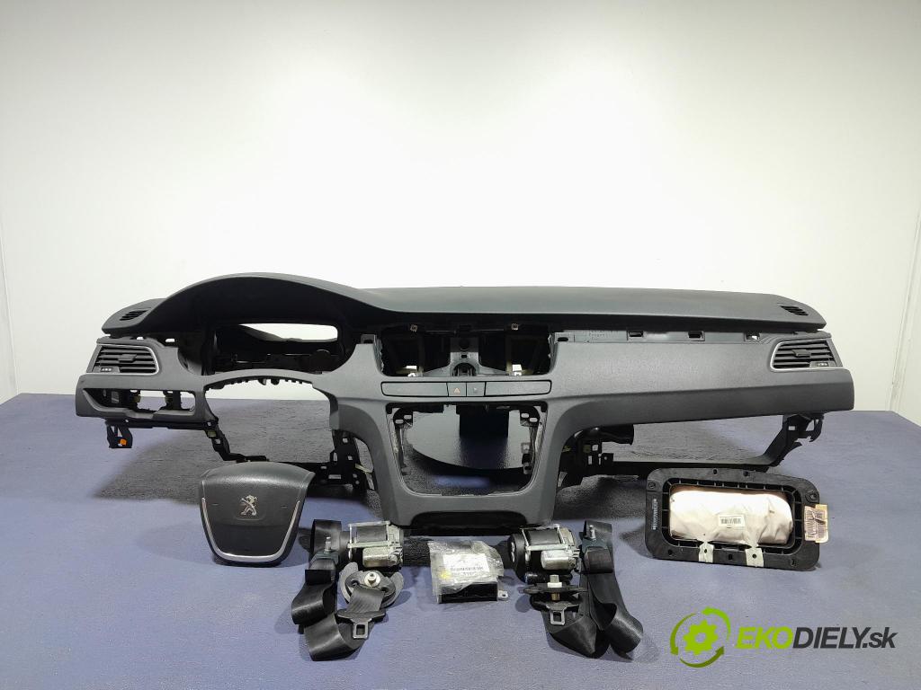 Peugeot 508 2011 kokpit,přistrojova deska