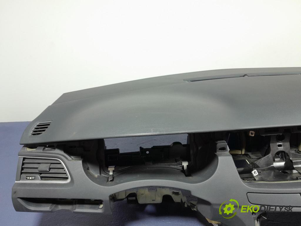 Peugeot 508 2011 kokpit,přistrojova deska