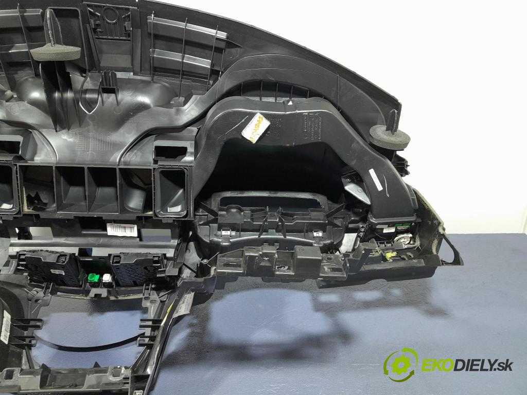 Peugeot 508 2011 kokpit,přistrojova deska