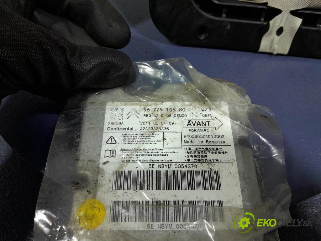 Peugeot 508 2011 kokpit,přistrojova deska
